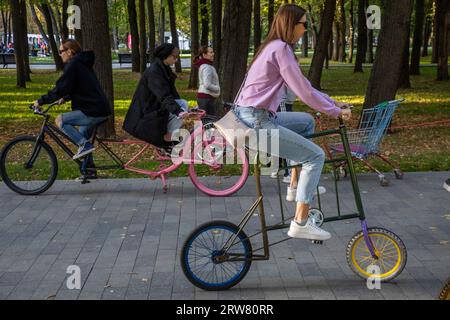 Moscou, Russie. 16 septembre 2023. Les visiteurs du Festival cycliste d'automne de Moscou font du vélo dans le parc près de la station Northern River à Moscou, en Russie Banque D'Images