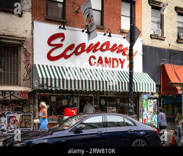 New York, NY - US - 16 septembre 2023 Shoppers devant l'entreprise familiale Economy Candy, le plus ancien magasin de bonbons de New York. Situé sur Banque D'Images