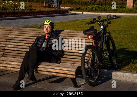 Moscou, Russie. 16 septembre 2023. Les visiteurs du Festival cycliste d'automne de Moscou font du vélo dans le parc près de la station Northern River à Moscou, en Russie Banque D'Images