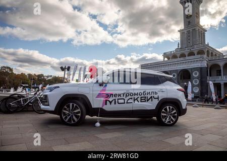 Moscou, Russie. 16 septembre, 2023 vue de la nouvelle voiture électrique 'Moskvich 3e' sur la place près du bâtiment de la gare du fleuve Nord à Moscou, Russie Banque D'Images