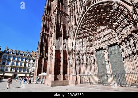 Strasbourg, France - septembre 2023 : porte d'entrée de la célèbre cathédrale de Strasbourg en France dans le style roman et gothique Banque D'Images