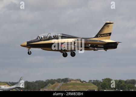 Le 436/2, un Aermacchi MB-339RRO exploité par Fursan Al Emarat (Al Fursan), l'équipe de démonstration de voltige de l'armée de l'air des Émirats arabes Unis (UAEAF), arrive à la RAF Fairford dans le Gloucestershire, en Angleterre pour participer au Royal International Air Tattoo 2023 (riat 2023). Banque D'Images