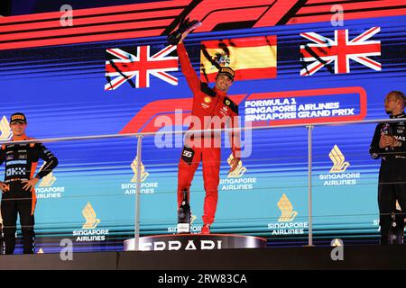Singapour, Singapour. 17 septembre 2023. Carlos Sainz, d’Espagne, célèbre sur le podium après avoir remporté le Grand Prix de F1 de Singapour sur le circuit de Marina Bay Street. Crédit : SOPA Images Limited/Alamy Live News Banque D'Images