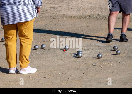 Joueurs de pétanque comptant les points. Banque D'Images