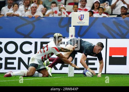 L'Anglais Freddie Stewart (à droite) marque un essai lors de la coupe du monde de Rugby 2023, poule D match au Stade de Nice, en France. Date de la photo : dimanche 17 septembre 2023. Banque D'Images