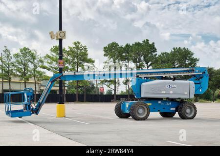 Houston, Texas États-Unis 07-04-2023, Genie Industrial skyjack de United Rentals avec ascenseur de boom abaissé dans un parking de supermarché à Houston, TX. Banque D'Images