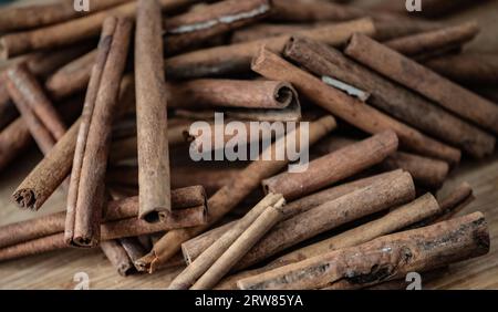 Bâtons de cannelle sur une planche de bois Banque D'Images