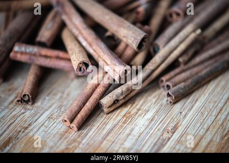Bâtons de cannelle sur une planche de bois Banque D'Images