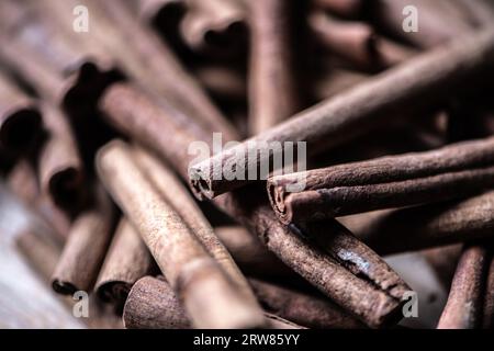 Bâtons de cannelle sur une planche de bois Banque D'Images