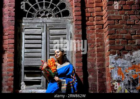 Kolkata, Bengale occidental, Inde. 16 septembre 2023. Mannequin Rima Bhattacharya pose pour une photo devant un ancien bâtiment du patrimoine du nord de Kolkata . La série de photos est de documenter les ruelles étroites avec de beaux graffitis du nord de kolkata et l'ambiance / saveur pré festive avant le plus grand festival hindou Durga Puja. (Image de crédit : © Avishek Das/SOPA Images via ZUMA Press Wire) USAGE ÉDITORIAL SEULEMENT! Non destiné à UN USAGE commercial ! Banque D'Images