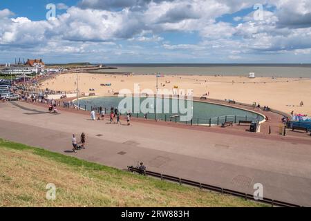 Gorleston on Sea, Norfolk, Royaume-Uni. L'étang du club de bateaux modèle Gorleston au premier plan. Banque D'Images