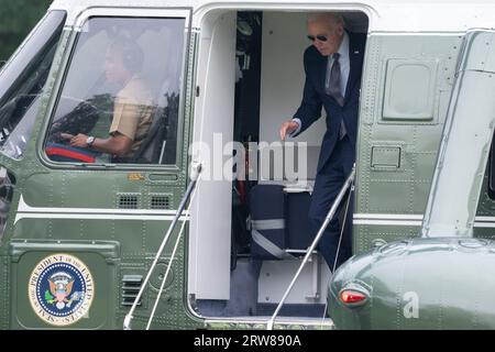 Washington, Vereinigte Staaten. 17 septembre 2023. Le président américain Joe Biden arrive sur la pelouse sud de la Maison Blanche à Washington, DC après une visite à Wilmington, DE, le 17 septembre 2023. Crédit : Chris Kleponis/Pool via CNP/dpa/Alamy Live News Banque D'Images