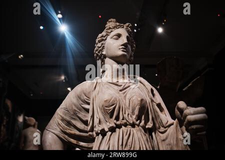 Istanbul, Turquie - septembre 16 2023 : statue de marbre d'Artémis dans les musées archéologiques d'Istanbul. Dates du 2e siècle de notre ère trouvées à Cyrène, Benghazi Banque D'Images