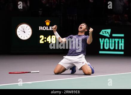 Le Britannique Neal Skupski célèbre sa victoire contre les Français Nicolas Mahut et Edouard Roger-Vasselin (non représenté) à la suite du match de la phase de groupes de la coupe Davis à l'AO Arena, Manchester. Date de la photo : dimanche 17 septembre 2023. Banque D'Images