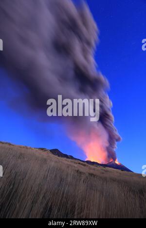 Éruption du volcan Etna vue à l’aube avec de grandes émissions de cendres du cratère avec ciel bleu en arrière-plan ; 13 août 2023 Banque D'Images