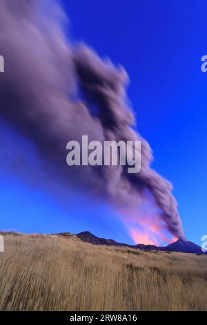 Éruption du volcan Etna vue à l’aube avec de grandes émissions de cendres du cratère avec ciel bleu en arrière-plan ; 13 août 2023 Banque D'Images