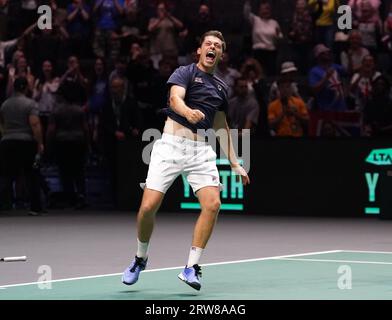 Le Britannique Neal Skupski célèbre sa victoire contre les Français Nicolas Mahut et Edouard Roger-Vasselin (non représenté) à la suite du match de la phase de groupes de la coupe Davis à l'AO Arena, Manchester. Date de la photo : dimanche 17 septembre 2023. Banque D'Images