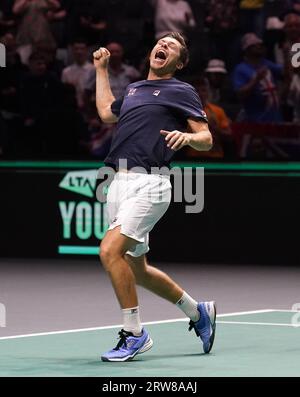 Le Britannique Neal Skupski célèbre sa victoire contre les Français Nicolas Mahut et Edouard Roger-Vasselin (non représenté) à la suite du match de la phase de groupes de la coupe Davis à l'AO Arena, Manchester. Date de la photo : dimanche 17 septembre 2023. Banque D'Images