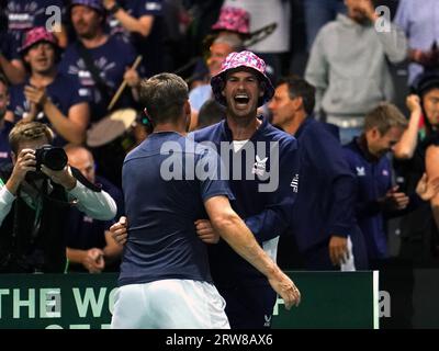 Les Britanniques Neal Skupski et Andy Murray célèbrent la qualification pour les huit derniers après le match de la phase de groupes de la coupe Davis à l'AO Arena de Manchester. Date de la photo : dimanche 17 septembre 2023. Banque D'Images