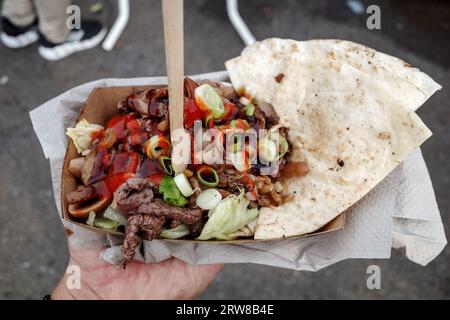 Vue de dessus, steak de bœuf grillé à la main avec sauce épicée et pain tortilla, cuisine mexicaine de rue. Banque D'Images