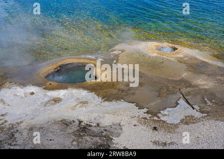 Observez les geysers de chaudron au parc national de Yellowstone de West Thumb Basin, Wyoming, États-Unis. Deux piscines chaudes actives fumantes se trouvent dans le lac Yellowstone. Banque D'Images