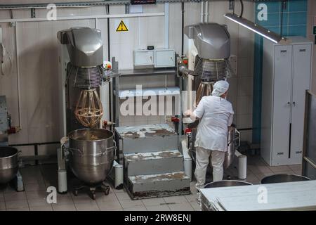 Confiserie. Ligne de production de guimauve. Mélange de solution brute pour la préparation de guimauves. Banque D'Images