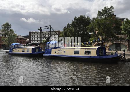 Bateaux de canal amarrés dans Victoria Quays, Sheffield canal bassin Angleterre bateau étroit Royaume-Uni utilisé un hôtel flottant voies navigables britanniques Houseboats hôtels vacances Banque D'Images