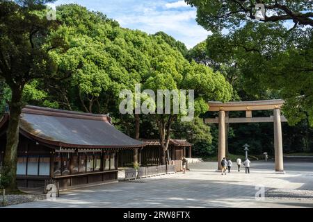 La deuxième porte ni no torri et le bureau du sanctuaire au temple Meiji Jingu, situé dans un parc forestier de 170 hectares, à Shibuya, Tokyo, Japon. Le sanctuaire shinto est dédié aux esprits de l'empereur Meiji et de son épouse, l'impératrice Shoken. Banque D'Images