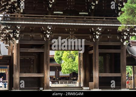 Regardant le bâtiment principal du sanctuaire de l'intérieur de la porte massive Minami Jinmon à la cour intérieure du sanctuaire Meiji Jingu situé dans un parc forestier de 170 hectares, à Shibuya, Tokyo, Japon. Le sanctuaire shinto est dédié aux esprits de l'empereur Meiji et de son épouse, l'impératrice Shoken. Banque D'Images