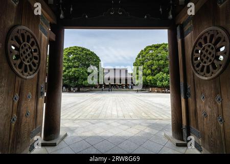 Regardant le bâtiment principal du sanctuaire de l'intérieur de la porte massive Minami Jinmon à la cour intérieure du sanctuaire Meiji Jingu situé dans un parc forestier de 170 hectares, à Shibuya, Tokyo, Japon. Le sanctuaire shinto est dédié aux esprits de l'empereur Meiji et de son épouse, l'impératrice Shoken. Banque D'Images