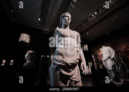 Istanbul, Turquie - septembre 16 2023 : statue de marbre d'Alexandre le Grand dans les musées archéologiques d'Istanbul. Dates du 3e siècle avant notre ère Banque D'Images