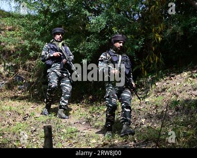 SRINAGAR, INDE - SEPTEMBRE 17 : des soldats paramilataires sont vus sur le site de rencontre qui est entré cinquième jour dans le village de Gadole de Kokernag le 17 septembre 2023 à Anantnag à environ 95 km de Srinagar, en Inde. L'opération, qui a commencé mercredi, a été marquée par la perte de quatre membres du personnel de sécurité, dont le colonel Manpreet Singh, commandant des 19 fusils Rashtriya, le major Ashish Dhonchak, le surintendant adjoint de la police du Jammu-et-Cachemire Humayun Bhat, et un soldat. Les forces de sécurité restent déterminées à chasser les militants, qui seraient au nombre de deux ou trois Banque D'Images