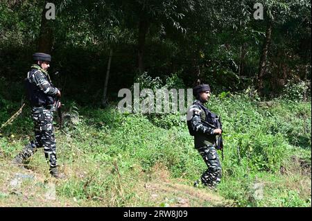 SRINAGAR, INDE - SEPTEMBRE 17 : des soldats paramilataires sont vus sur le site de rencontre qui est entré cinquième jour dans le village de Gadole de Kokernag le 17 septembre 2023 à Anantnag à environ 95 km de Srinagar, en Inde. L'opération, qui a commencé mercredi, a été marquée par la perte de quatre membres du personnel de sécurité, dont le colonel Manpreet Singh, commandant des 19 fusils Rashtriya, le major Ashish Dhonchak, le surintendant adjoint de la police du Jammu-et-Cachemire Humayun Bhat, et un soldat. Les forces de sécurité restent déterminées à chasser les militants, qui seraient au nombre de deux ou trois Banque D'Images