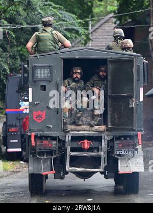 SRINAGAR, INDE - SEPTEMBRE 17 : des soldats de l'armée dans un véhicule blindé alors qu'ils se déplacent vers le site de rencontre qui est entré cinquième jour dans le village de Gadole de Kokernag le 17 septembre 2023 à Anantnag à environ 95 km de Srinagar, en Inde. L'opération, qui a commencé mercredi, a été marquée par la perte de quatre membres du personnel de sécurité, dont le colonel Manpreet Singh, commandant des 19 fusils Rashtriya, le major Ashish Dhonchak, le surintendant adjoint de la police du Jammu-et-Cachemire Humayun Bhat, et un soldat. Les forces de sécurité restent déterminées à chasser les militants, qui seraient deux o, Banque D'Images