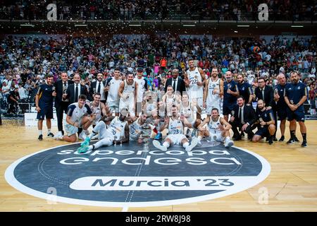 Murcie région de Murcie Espagne 17 septembre 2023. Real Madrid toute l'équipe avec la coupe de champion de tournoi UNICAJA Bsket Malaga vs Real Madrid Super Copa basket Endesa finale Match Sports Palace Murcia 17 septembre 2023 crédit : Pascu Méndez/Alamy Live News Banque D'Images