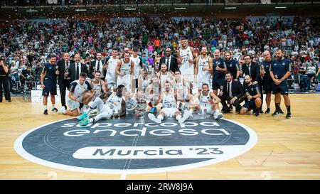 Murcie région de Murcie Espagne 17 septembre 2023. Real Madrid toute l'équipe avec la coupe de champion de tournoi UNICAJA Bsket Malaga vs Real Madrid Super Copa basket Endesa finale Match Sports Palace Murcia 17 septembre 2023 crédit : Pascu Méndez/Alamy Live News Banque D'Images