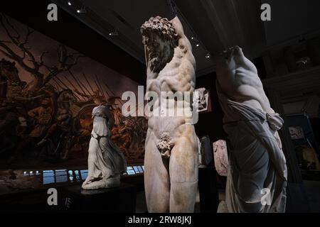 Istanbul, Turquie - septembre 16 2023 : statue de marbre de Marsyas dans les musées archéologiques d'Istanbul. Remonte à la période romaine Banque D'Images