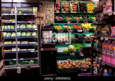 Un magasin express de supermarché en Espagne vendant de beaux légumes frais et d'autres produits d'épicerie de variété dans le centre-ville, shopping sain de commodité. Banque D'Images