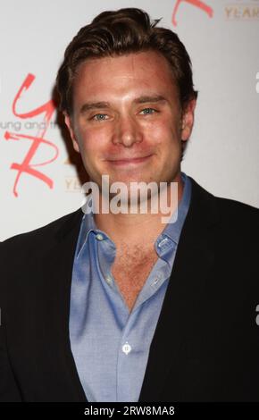 LOS ANGELES, CA - 26 MARS : Billy Miller assiste à la cérémonie de coupe de gâteau du 40e anniversaire de « The Young & the Restless » à CBS Televison City le 26 mars 2013 à Los Angeles, Californie. Personnes : Billy Miller crédit : Storms Media Group/Alamy Live News Banque D'Images