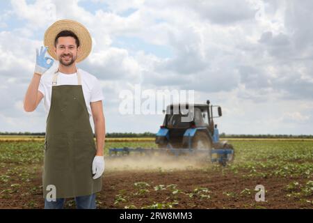 Agriculteur montrant un geste correct dans le champ. Saison de récolte Banque D'Images