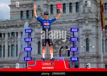 Madrid, Madrid, Espagne. 17 septembre 2023. Kaden Groves (Alpecin Deceuninck) remporte la 21e étape de la course cycliste espagnole la Vuelta sur le podium de la Plaza de Cibeles le 16 septembre 2023 à Madrid, Espagne (crédit image : © Alberto Gardin/ZUMA Press Wire) USAGE ÉDITORIAL UNIQUEMENT! Non destiné à UN USAGE commercial ! Banque D'Images