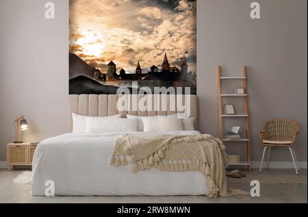Chambre confortable. Intérieur avec lit confortable et beaux papiers peints Banque D'Images