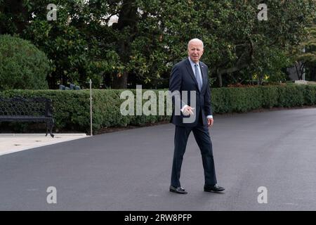 Washington, Vereinigte Staaten. 17 septembre 2023. Le président des États-Unis Joe Biden quitte la Maison Blanche à Washington DC pour se rendre à New York pour assister à l'Assemblée générale des Nations Unies, le 17 septembre 2023. Crédit : Chris Kleponis/Pool via CNP/dpa/Alamy Live News Banque D'Images