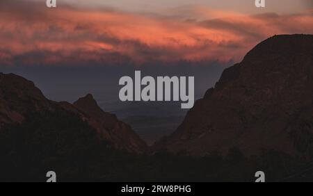 Nuages teintés de rose survolez la fenêtre dans le parc national de Big Bend Banque D'Images