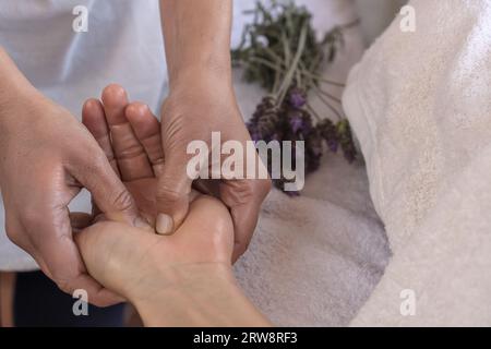 Massage des mains dans le bureau du massothérapeute. Gros plan. Massage relaxant, procédures manuelles et esthétiques dans le salon de spa. Banque D'Images