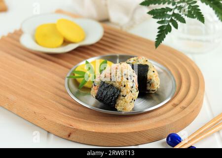 Triangle japonais Sushi Onigiri avec Nori Belt, Suitbale pour le menu Lunchbox de l'école. Servi avec Takuan Banque D'Images