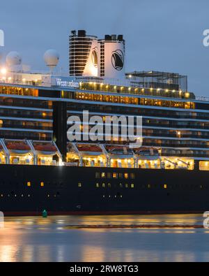 Seattle - 17 septembre 2023 ; milieu illuminé du navire de croisière Westerdam de Holland America Line Banque D'Images