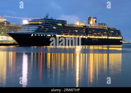 Seattle - 17 septembre 2023 ; navire de croisière Holland America Line Westerdam à Seattle Pier 91 à l'aube Banque D'Images