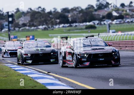 Melbourne, Australie, 17 septembre 2023. Aaron Love (7) au volant de Ford Mustang GT pour Racer Industries et Blanchard Racing reste devant Cam Waters (6) au volant de Ford Mustang GT pour Monster Energy et Tickford Racing lors du Repco Supercars Championship au Penrite Oil Sandown 500 au Sandown International Raceway le 17 septembre 2023 à Melbourne, Australie. Crédit : Santanu Banik/Speed Media/Alamy Live News Banque D'Images