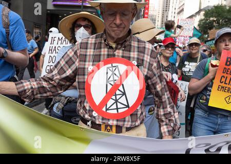 New York, NY, 17 septembre 2023. Des milliers de personnes assistent à la Marche pour mettre fin aux combustibles fossiles, à Midtown Manhattan. Banque D'Images
